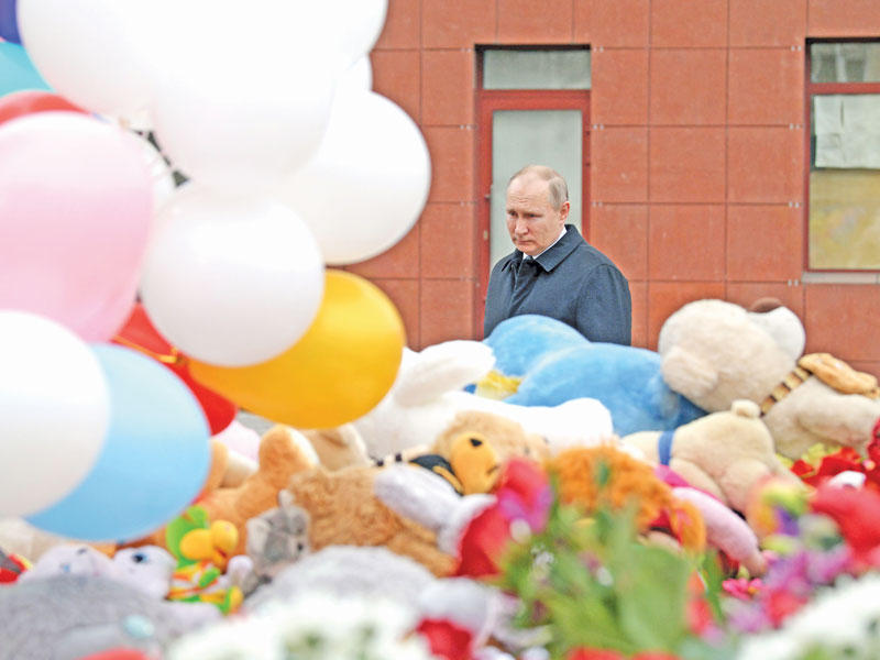 بوتين بعد وضعه باقة زهور قرب المركز التجاري في كيميروفو أمس (ا ف ب)