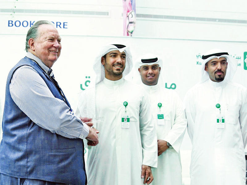 رئيس جامعة الخليج يكرِّم «بيتك»