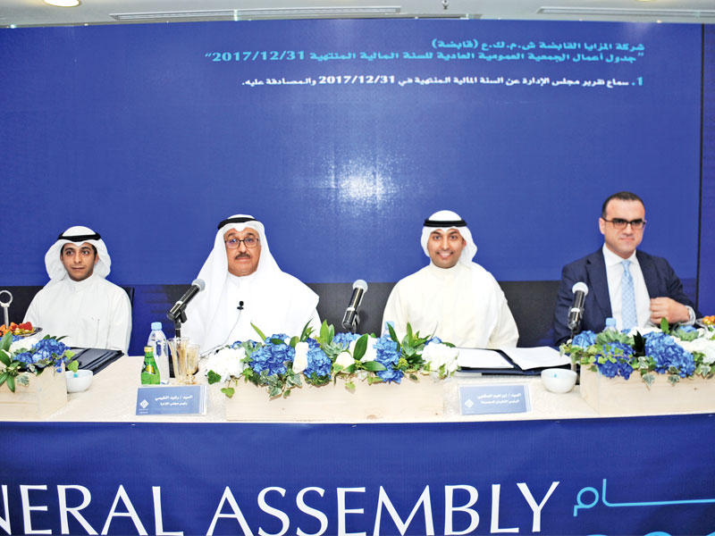 النفيسي والصقعبي خلال اجتماع الجمعية العمومية أمس