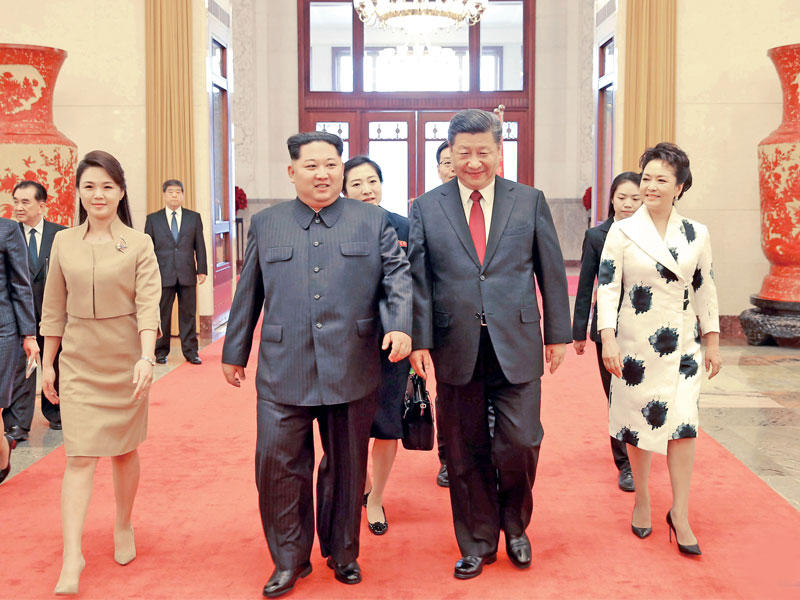 صورة مأخوذة عن شريط مصور للزعيمين الصيني والكوري الشمالي وزوجتيهما في بكين 