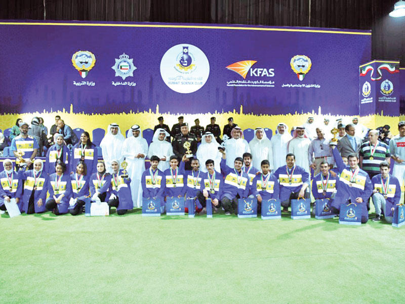 صورة جماعية في اختتام مسابقة ميكانيكا السيارات برعاية «الداخلية»