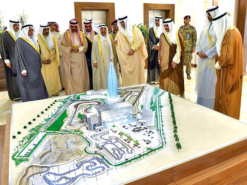 سمو الأمير وولي العهد يطلعان على مجسم مدينة الكويت لرياضة المحركات