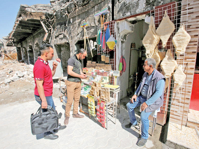 محل بقالة في الحي القديم بالموصل المدمر (رويترز)