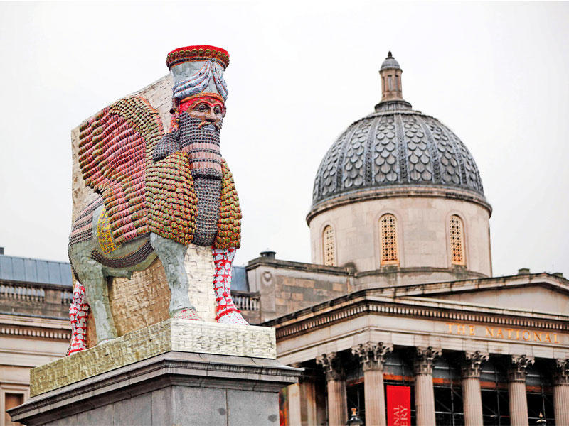 نسخة مقلدة من تمثال الثور المجنح الآشوري الذي صنعه الفنان الأميركي مايكل راكويتز في ميدان ترافلغار في لندن (رويترز)n