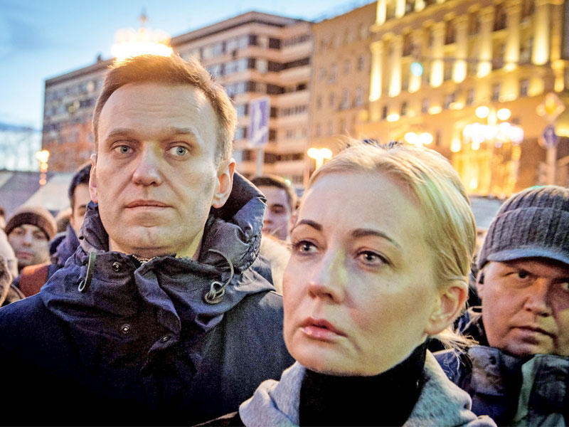 المعارض الروسي أليكسي نافالني وزوجته في تجمع معارض ضم بضعة آلاف بموسكو أمس الأول تضامناً مع ضحايا حريق سيبيريا (أ ف ب)