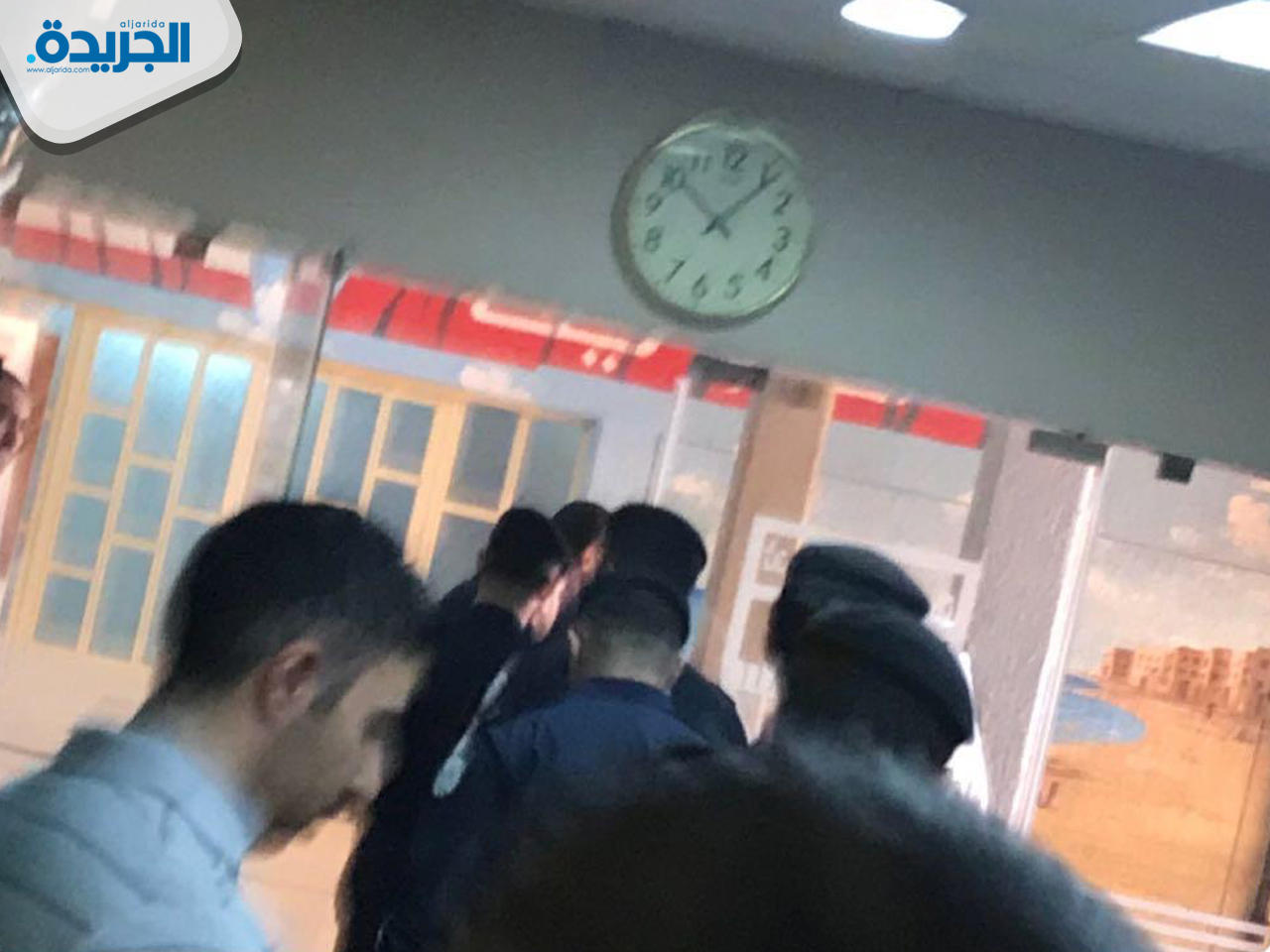 صورة فيديو لرجال شرطة البيئة داخل المدرسة