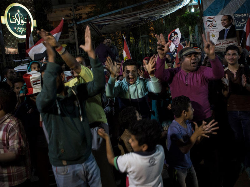 أنصار السيسي يحتفلون خارج لجنة بعد إغلاق صناديق الاقتراع في المنوفية أمس الأول (دي بي أيه)