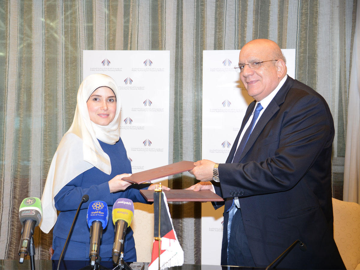 بوشهري خلال توقيع عقد مشروع تيماء