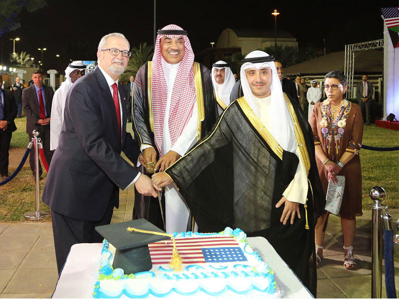 الخالد والناصر والسفير الأميركي يقطعون كيك الاحتفال أمس الأول