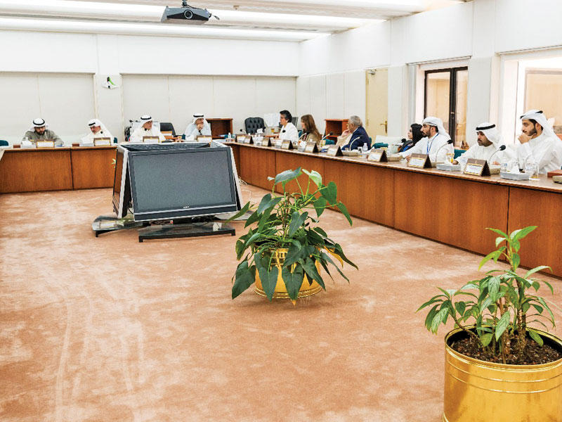 أعضاء وفريق عمل اللجنة المالية البرلمانية في اجتماع سابق