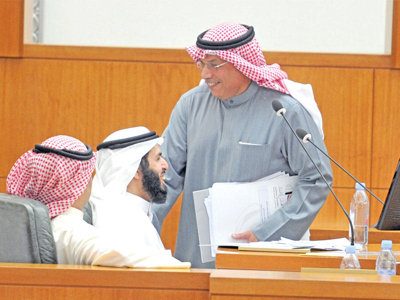 الجراح والدمخي والعدساني في جلسة استجواب الخرافي