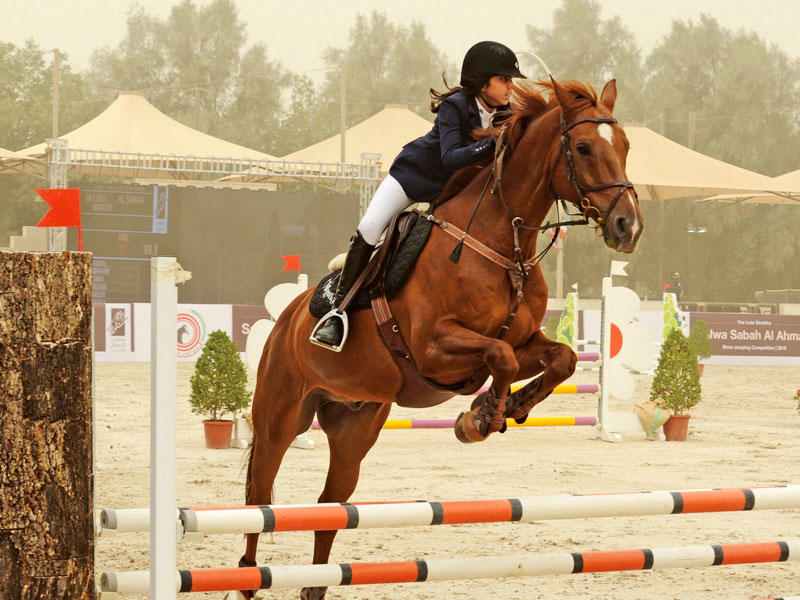 إحدى المشاركات في محاولة لقفز الحاجز