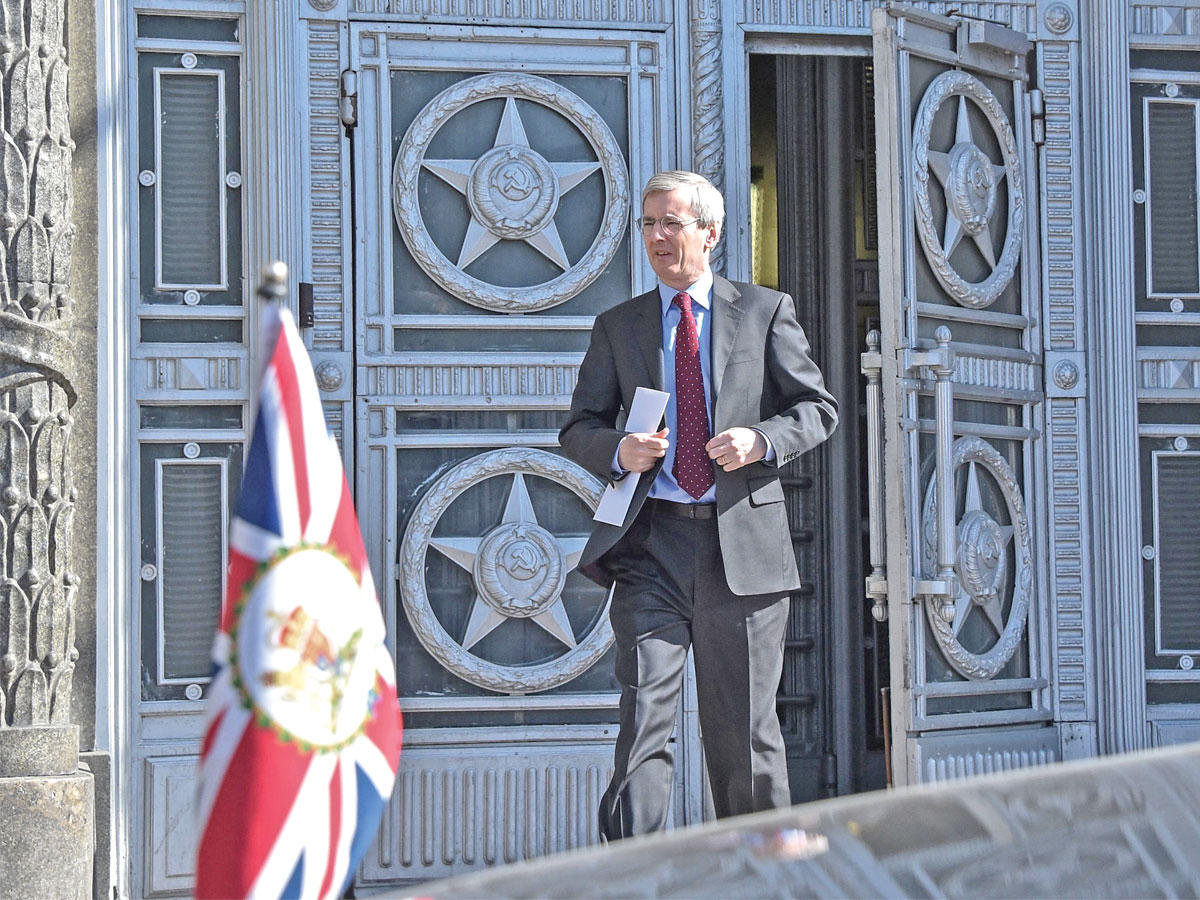 السفير البريطاني مغادراً مقر الخارجية الروسية أمس (أ ف ب)