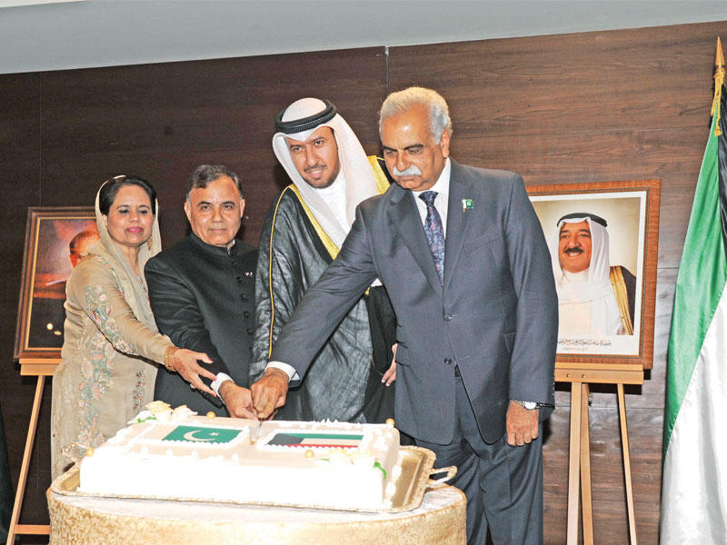 العفاسي والسفير الباكستاني وحرمه يقطعون قالب الحلوى