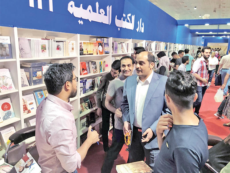 خالد القناعي مع سعود السنعوسي خلال حفل التوقيع