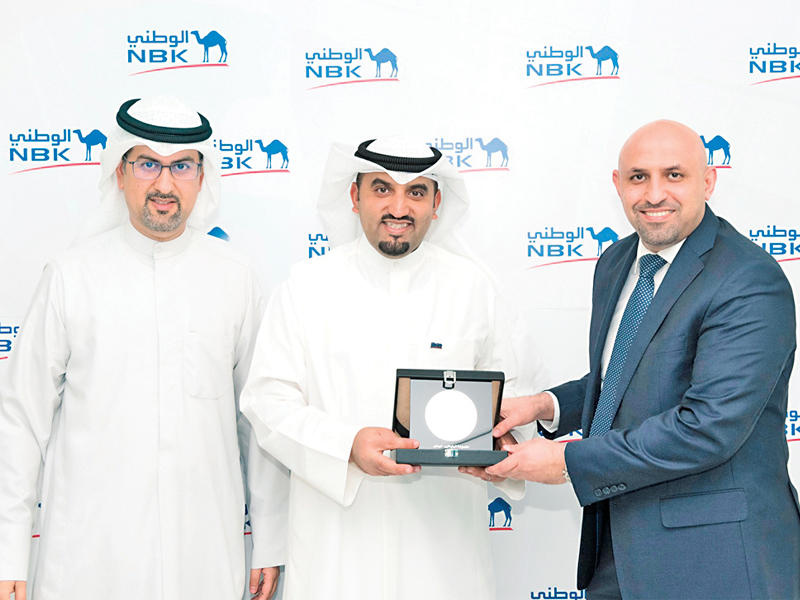 أحمد الطويل من مجموعة البابطين يتسلم درع التكريم