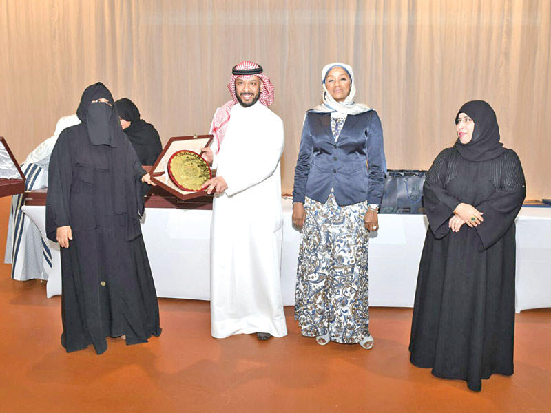 الهاجري والحمدان خلال تكريم الموظفين