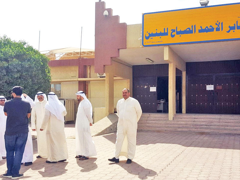 جانب من اعتصام المعلمين أمام ثانوية جابر الأحمد أمس