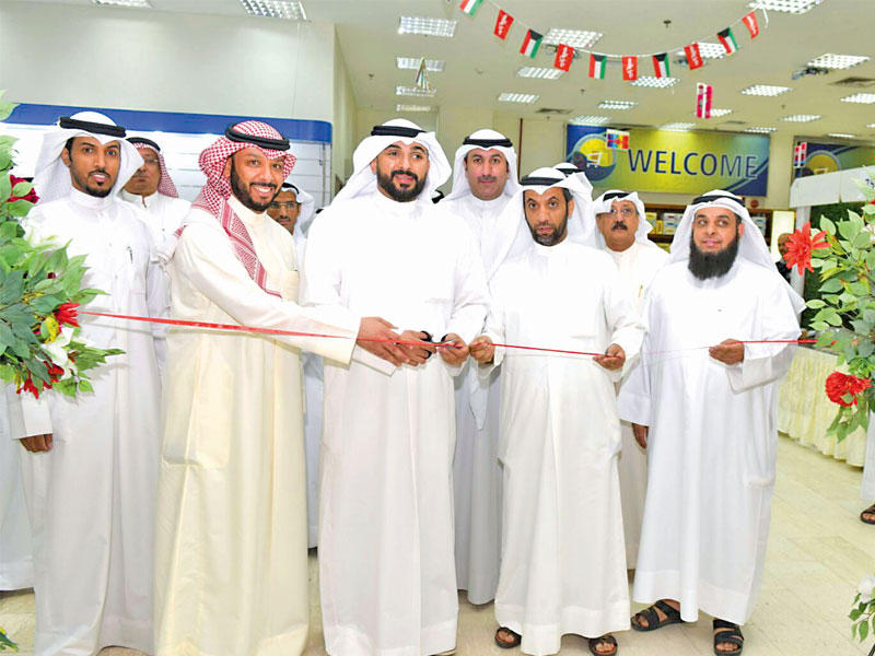 شعيب خلال افتتاح معرض «سعد العبدلله»