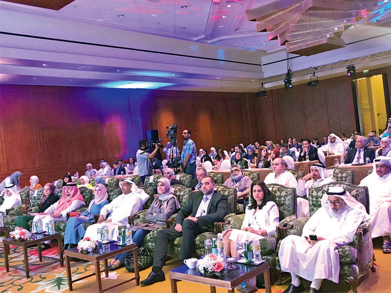 القطان والعنزي خلال مؤتمر «كويت ميديكا»