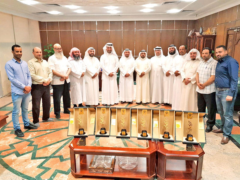 الحيص والنهام يتوسطان فريق الإدارة 