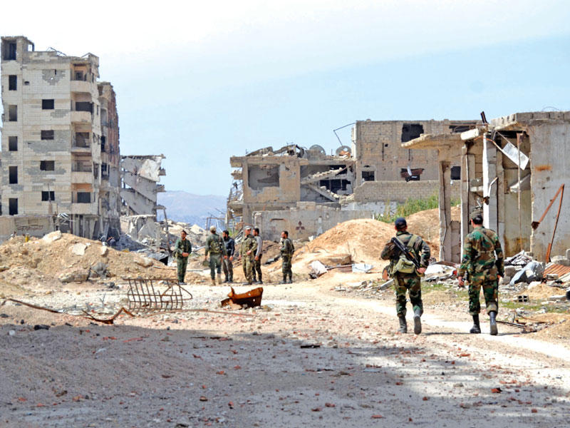 قوات النظام في حي جوبر أمس (أ ف ب)