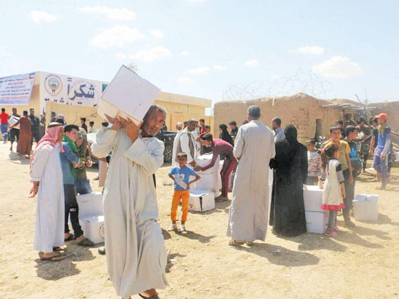 جانب من عملية توزيع المساعدات على الأسر العائدة إلى كركوك