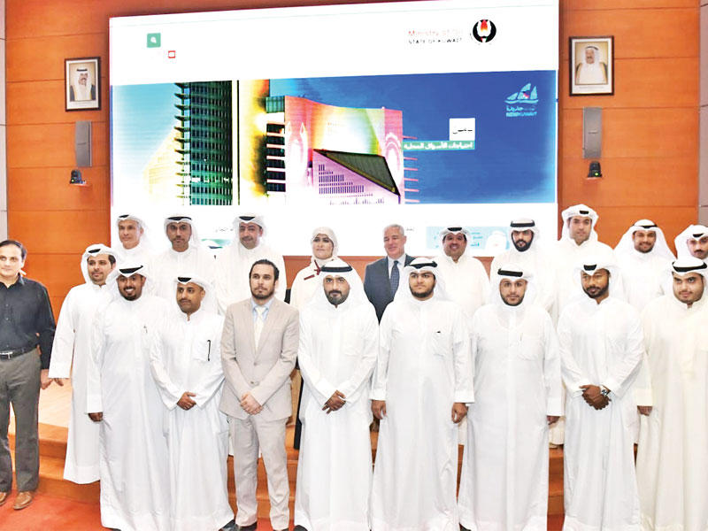 لقطة جماعية لقياديي وزراة النفط والمنفذين للموقع