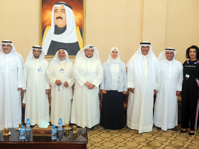 المضف متوسطاً الأسرة الأكاديمية في «التطبيقي» (تصوير عبدالله الخلف)