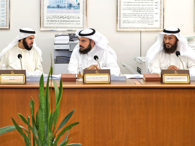 الحربش متوسطاً هايف والدمخي في اجتماع اللجنة أمس