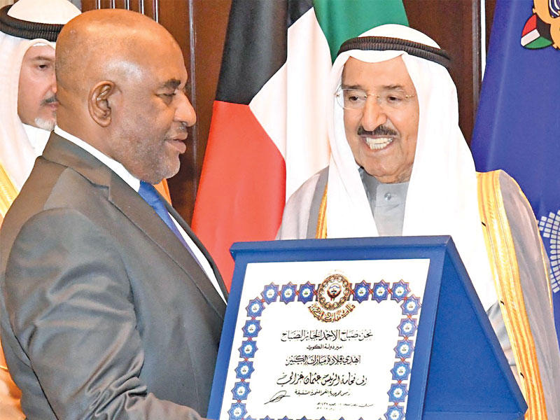  الأمير يتبادل الأوسمة مع رئيس جمهورية القمر