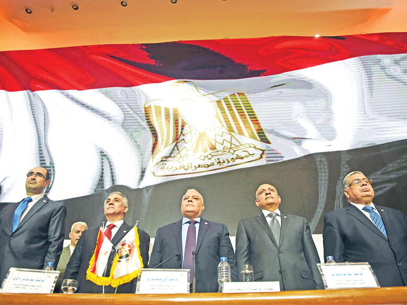 رئيس وأعضاء الهيئة العليا للانتخابات خلال إعلان نتيجة الرئاسية أمس (أ ف ب)