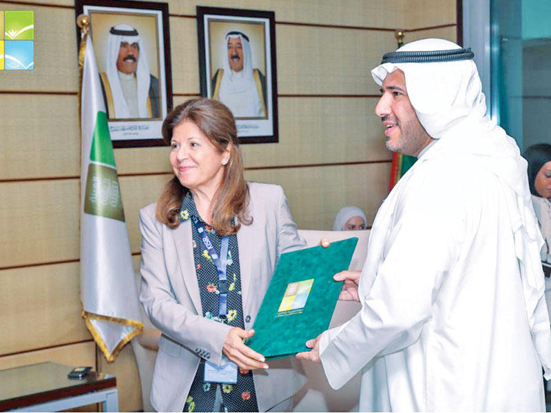 جانب من توقيع العقد