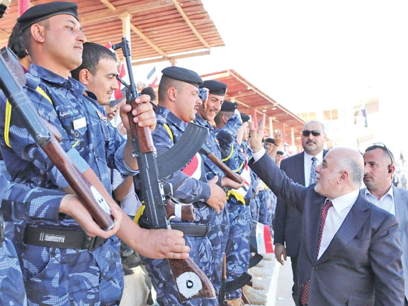 العبادي متفقداً عناصر من الشرطة خلال زيارته لتكريت 