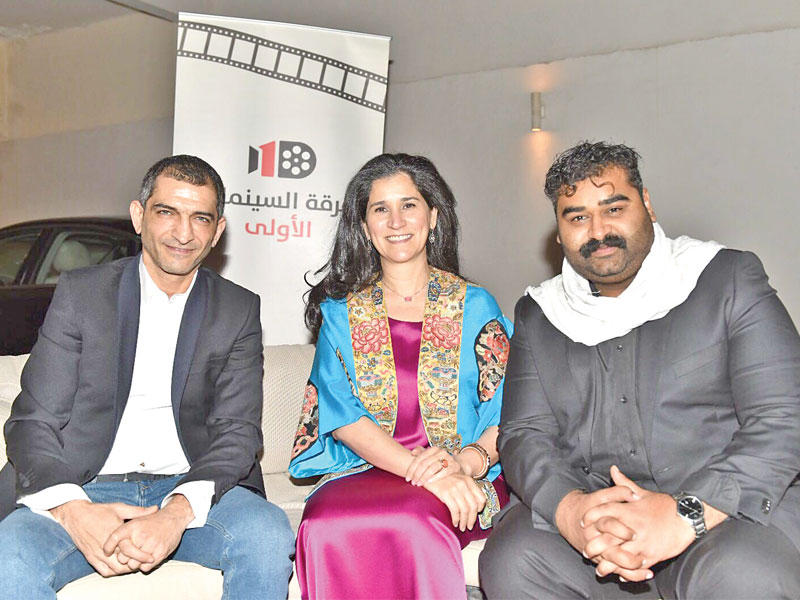 من اليمين رمضان خسروه والشيخة انتصار الصباح وعمرو واكد 