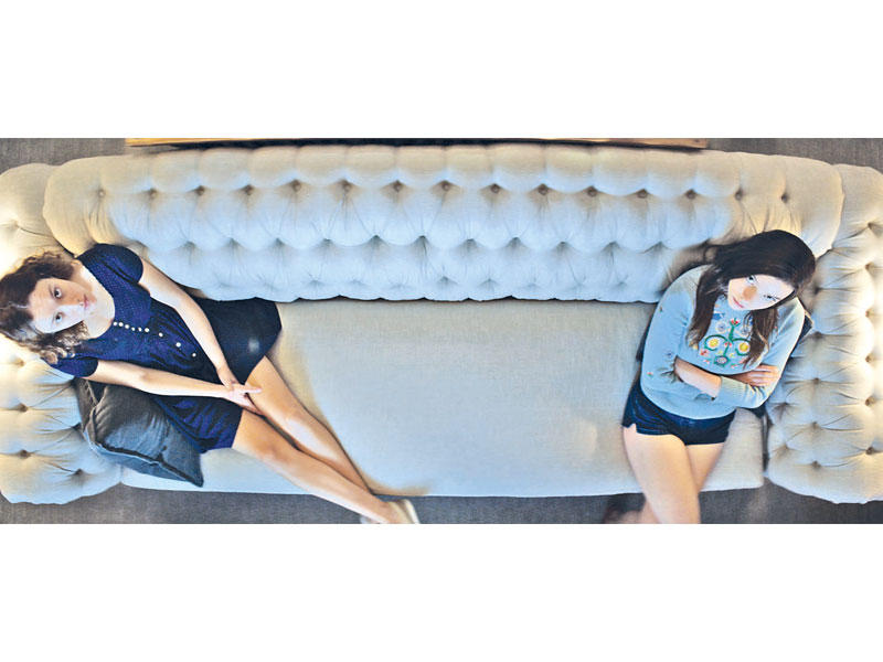 أنيا تايلور- جوي وأوليفيا كوك في الفيلم 