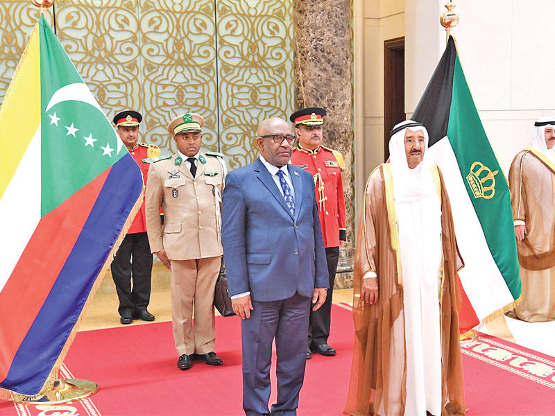 الأمير مودعا رئيس جمهورية القمر