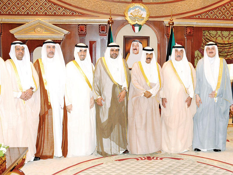 ولي العهد مستقبلا الجبري واليوسف وبعض المسؤولين