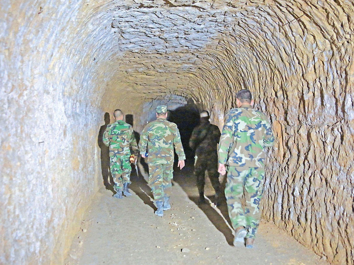 قوات من النظام تتفقد نفقاً عثرت عليه في حي جوبر أمس (أ ف ب)