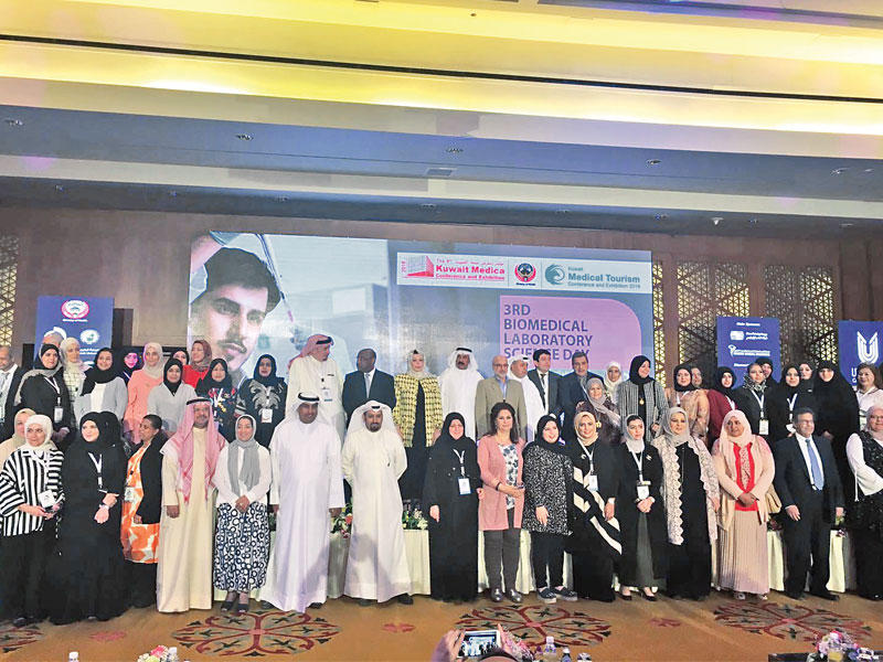 الخشتي متوسطاً المشاركين في الاحتفال باليوم العالمي للمختبرات