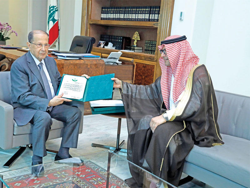 عون مستقبلاً البخاري في القصر الجمهوري أمس  (دالاتي ونهرا)