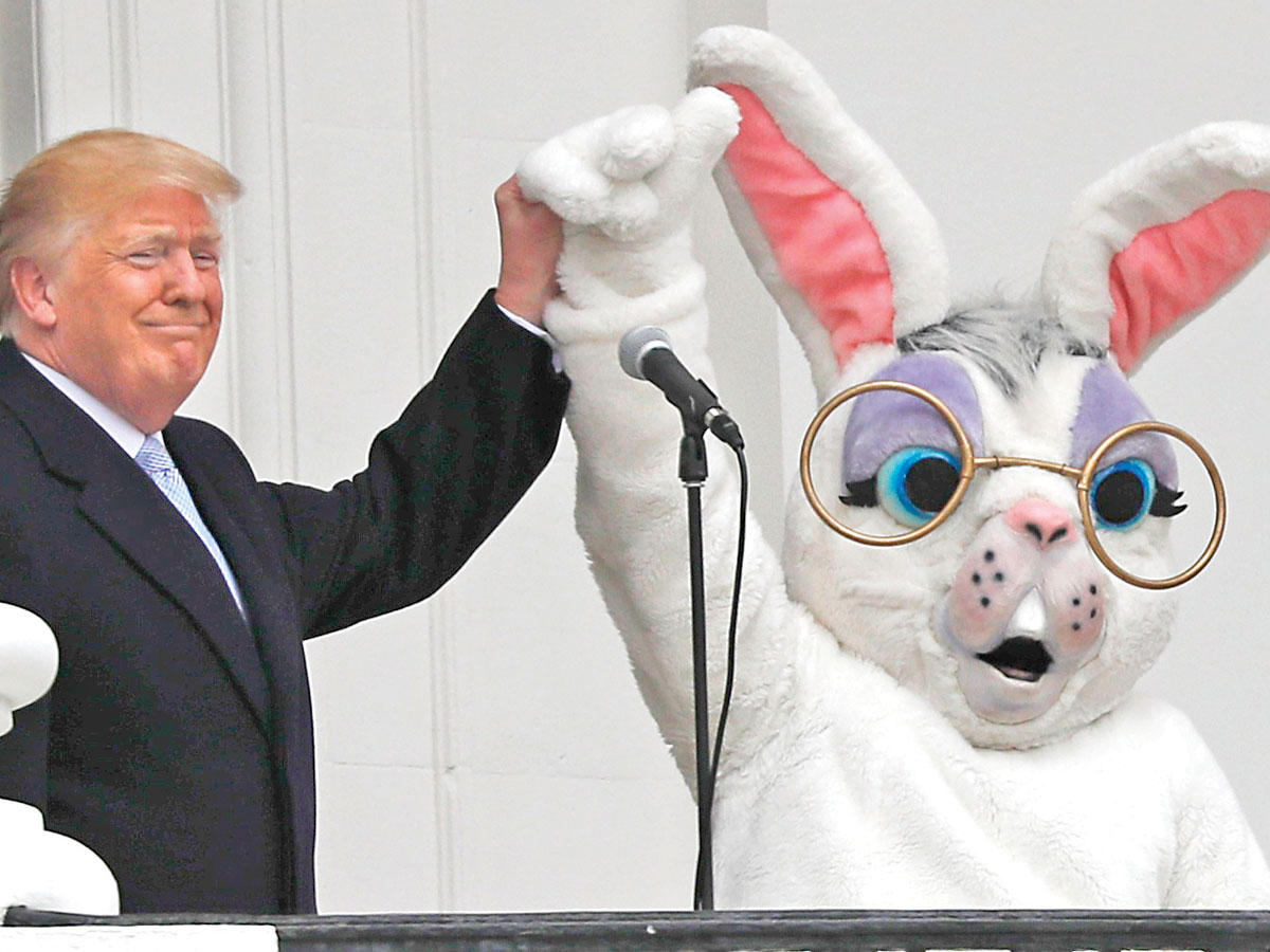 ترامب برفقة «أرنب العيد» على شرفة في البيت الأبيض  (رويترز) 