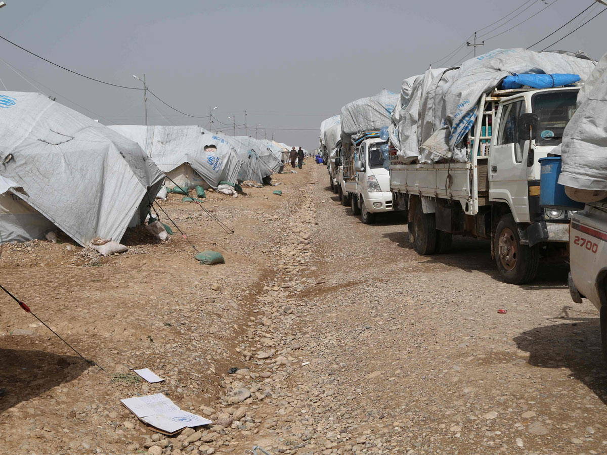 شاحنات تم استئجارها من قبل الحكومة العراقية تنتظر عودة المدنيين إلى ديارهم