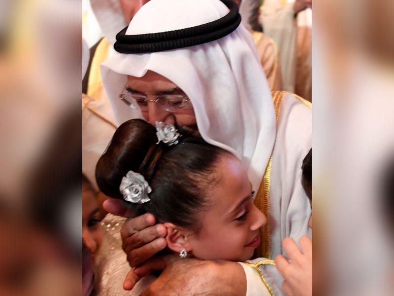 الأمير معانقاً إحدى الزهرات