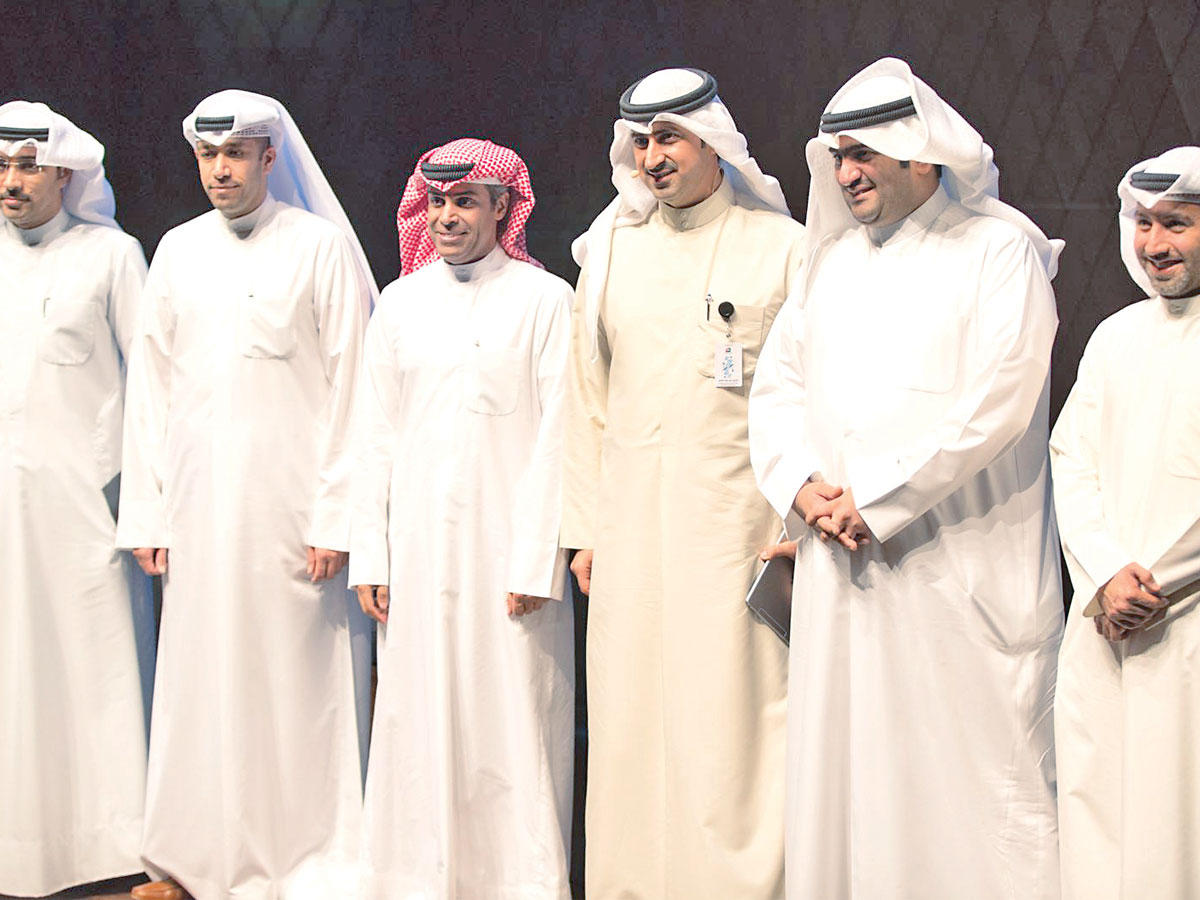 خالد الروضان ود. خالد الفاضل يتوسطان الوكلاء المساعدين بالوزارةn