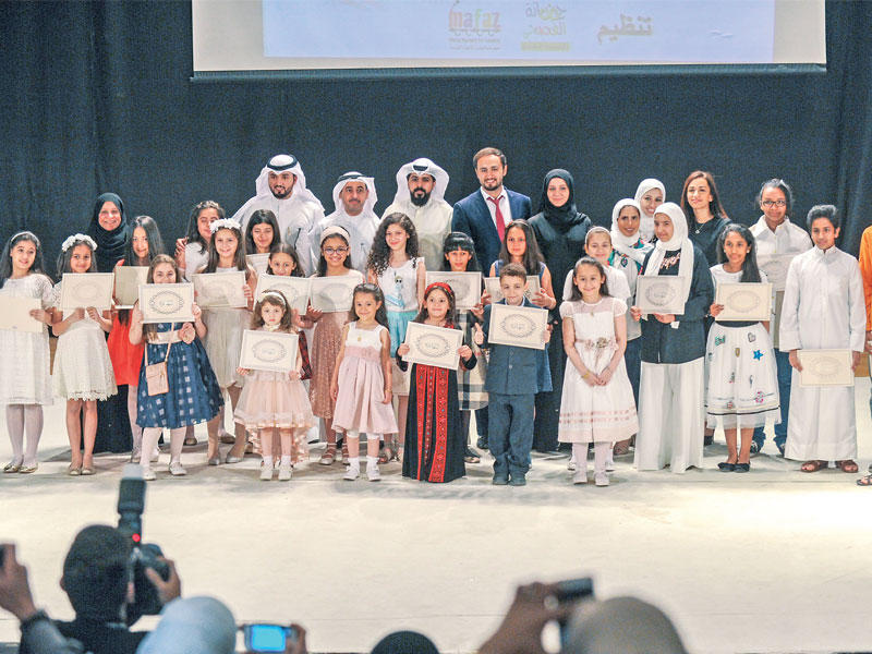 لقطة جماعية للأطفال الفائزين مع أعضاء لجنة التحكيم والرعاة والقائمين على المسابقة