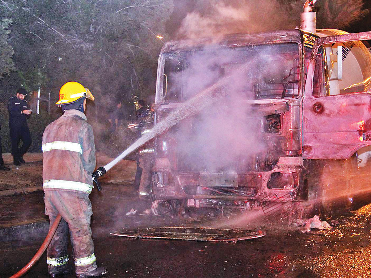 رجال الإطفاء يكافحون الحريقn