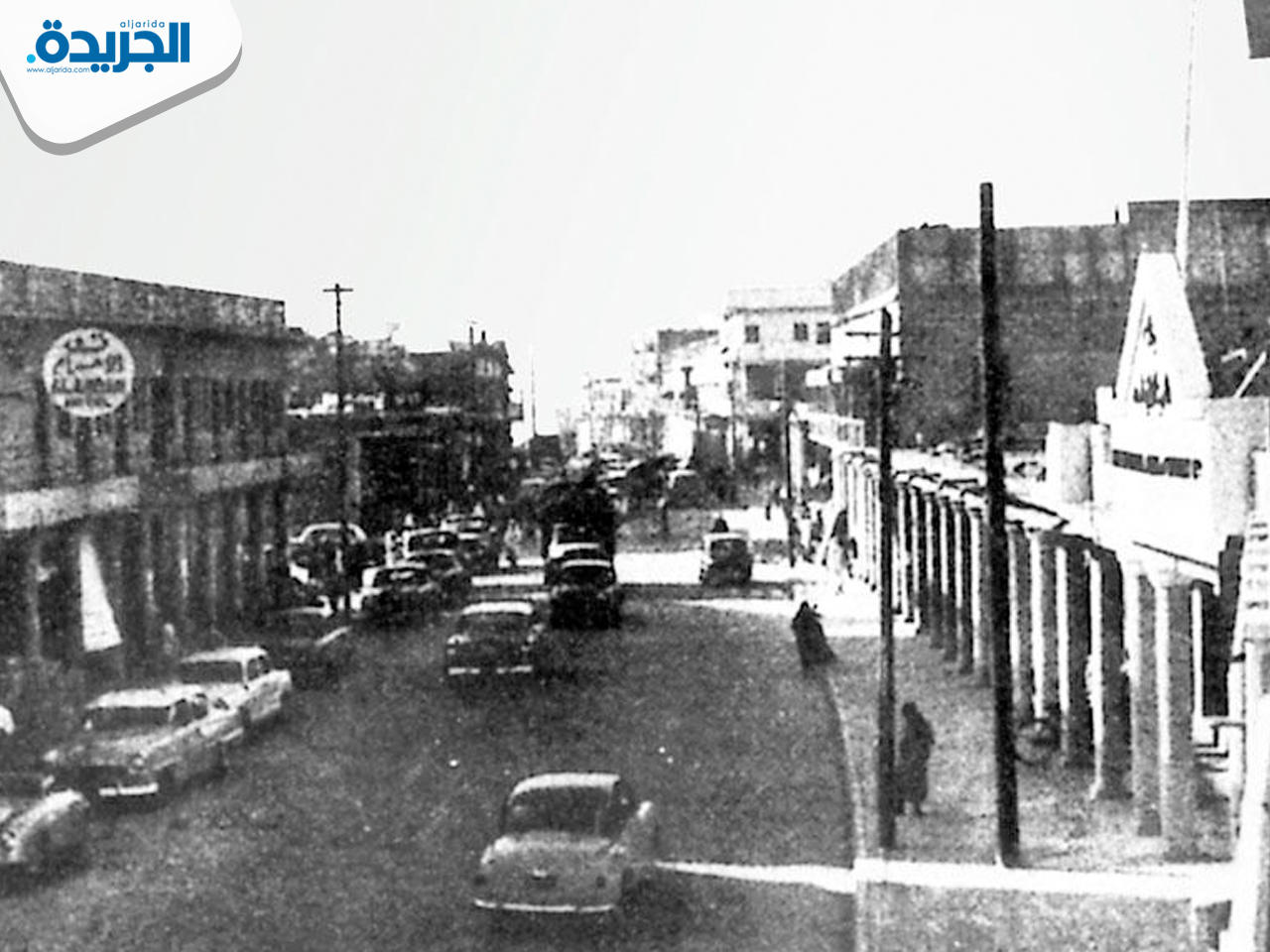 أعمدة خشبية تحمل الأسلاك الكهربائية في شارع الجديد بالخمسينات