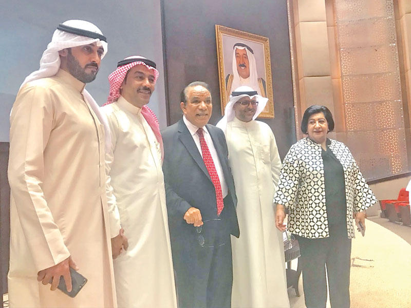 نجم عبدالكريم وأمل عبدالله مع مجموعة من الحضور