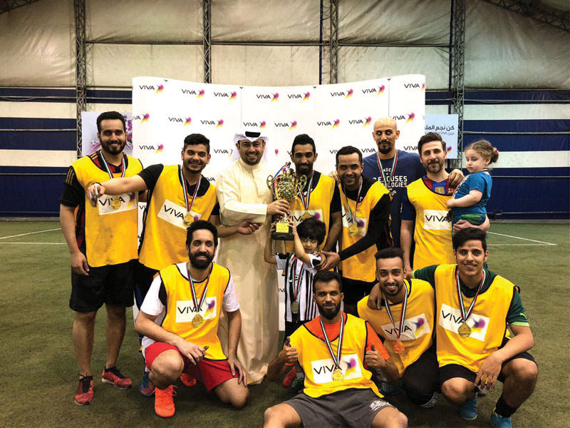 العيسى مسلماً الكأس للفريق الفائز